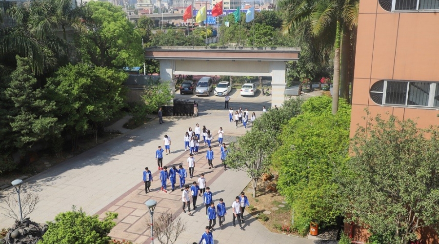 學(xué)生上學(xué)場景
